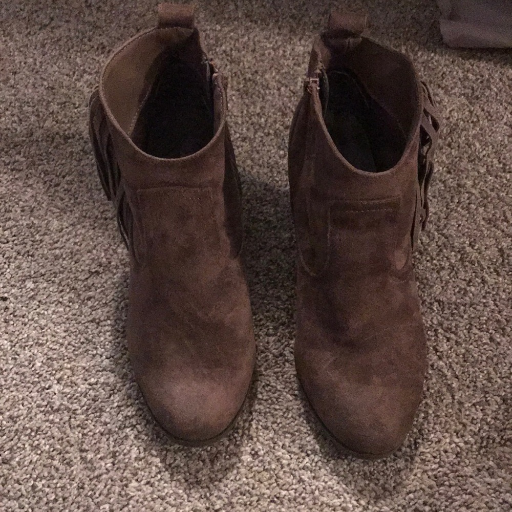 Size 9 med taupe fringe bootie by BONGO